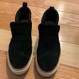 Women's TOMS Slip on Sneakers (Size 6)